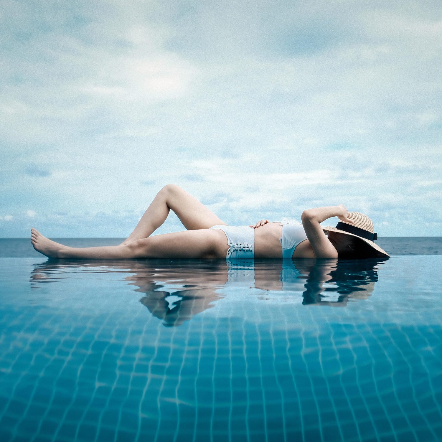 Entspannung-Frau-liegend-Wasser-Himmel